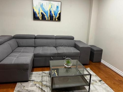 Mississauga Apartamento | Three Bedrooms House in Mississauga with free parking Conveniently located with easy access to the airport downtown Toronto major malls and highways for a seamless stay