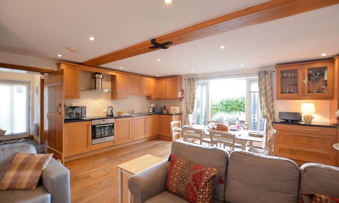 Orford Cabaña | THREE CHANTRY BARNS, ORFORD, pet friendly, with a garden in Orford