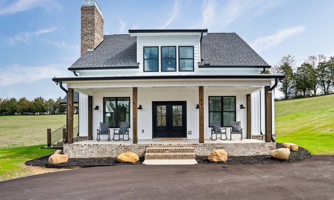 Sevierville Casa | Three king bedrooms with pool table and hot tub!