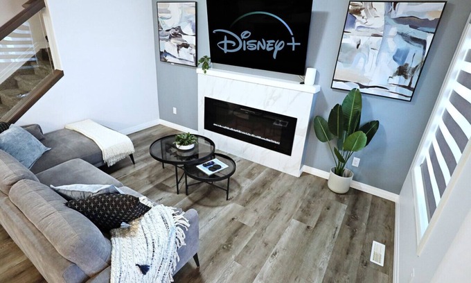 Southwest Edmonton Casa | Three King Beds|Central A/C|Fireplace|Park|Disney+
