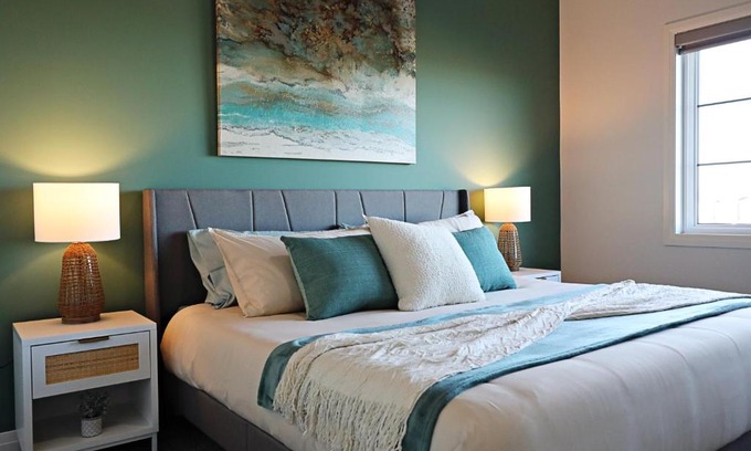 Southwest Edmonton Casa | Three King Beds,Central A/C,Fireplace,Park,Disney+