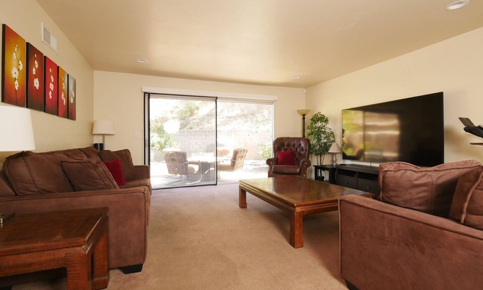 University City Casa | Three King Beds, Two Large Desks and a Gourmet Kitchen near La Jolla