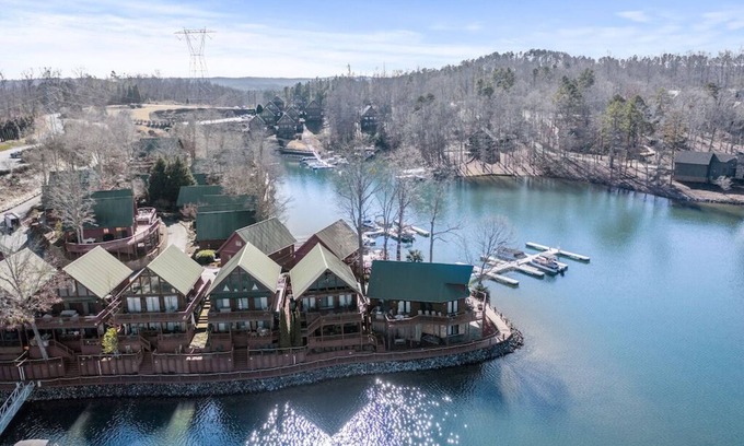Six Mile Chalet De Esquí | THREE-LEVEL LAKEFRONT DESIGNER CHALET: ONLY 9 MILES FROM CLEMSON!