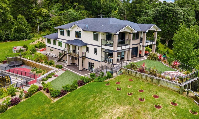 Auckland Casa | Three levels and home with covered swimming pool,tennis court,gym and games room