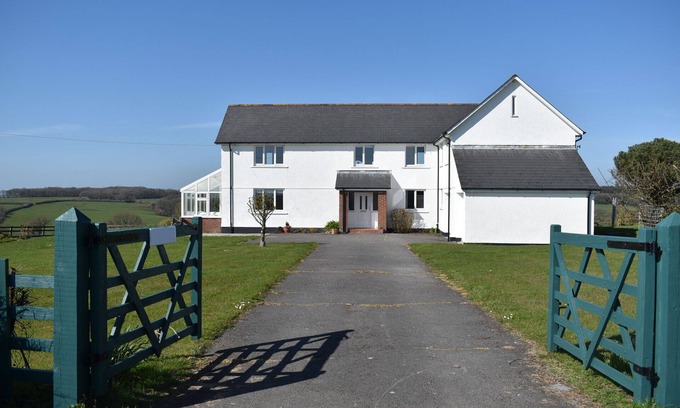 Winkleigh Casa | Three Moors View is a spacious five-bedroom house in rural West Devon