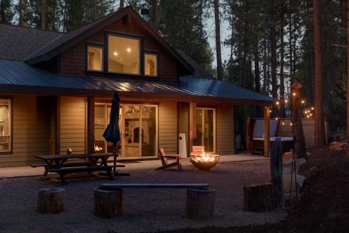 River Forest Acres Casa | Three Pine Cabin - Charming Family Stay Hot Tub