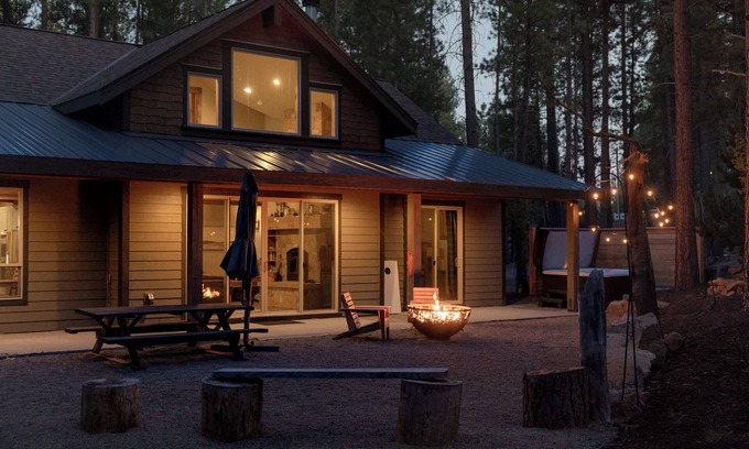 River Forest Acres Cabina | Three Pine Cabin - Charming Family Stay, Hot Tub