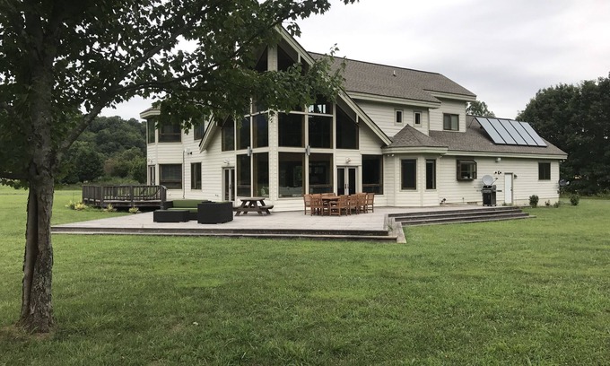 Roseland Cabina | Three Ridges Haven- Devils Backbone Brewing Company