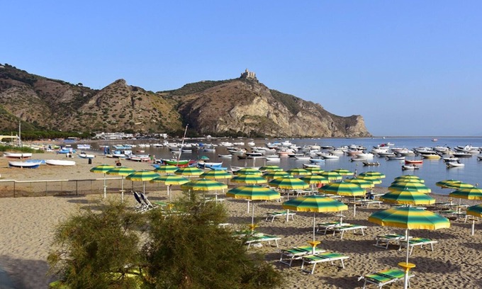 Oliveri Apartamento | Apartamento de tres habitaciones frente al mar en una residencia