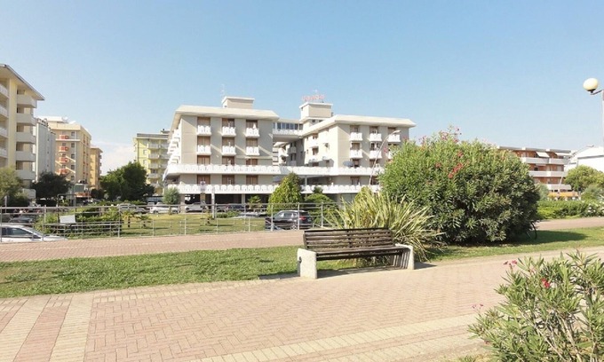 Bibione Lido dei Pini Apartamento | Three-room renovated apartment in beachfront condominium
