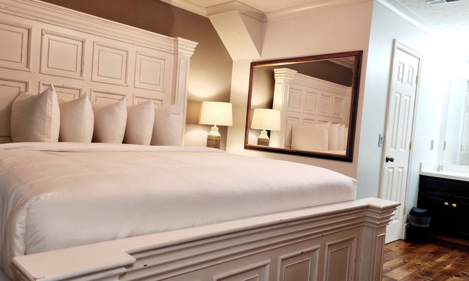 Talbot's Corner Casa | Three Rooms And a Chauffeur (NOT shared)