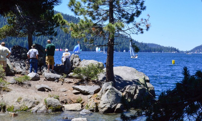 Lakeshore Condominio | ¡NUEVO LISTADO! Condominio de Huntington Lake con piscina compartida y excelentes vistas, atracciones cercanas
