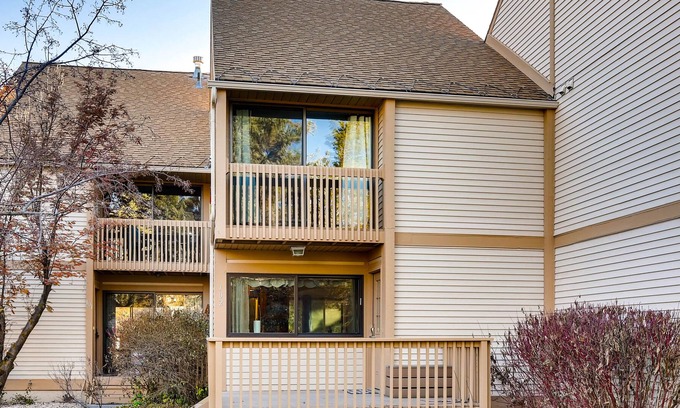 Park Meadows Casa | Casa adosada de tres pisos en Park City con vistas a la montaña y un loft agregado.