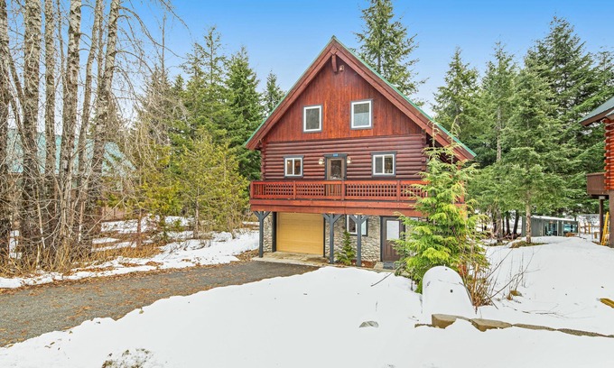 Hyak Cabina | Three-story rural cabin + loft w/private washer/dryer, deck, & high-speed WiFi