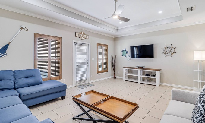 Corpus Christi Casa | Three-story townhouse with an on-site pool plus central AC & a washer/dryer