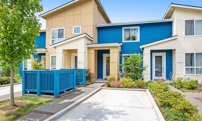 White Center Casa | Three-story townhome with gas firepit & patio - near West Seattle & ferries