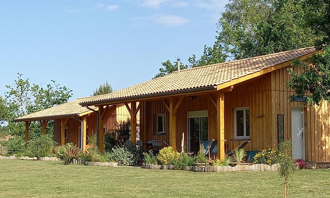 Grayan-Et-L'Hopital Casa | Three wooden houses with terraces near the ocean