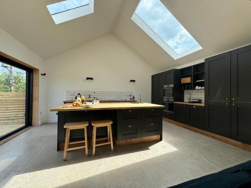 Hoylandswaine Casa | Threshing Barn- Modern 5 Bed, 10 person, Barn Conversion in a Rural Location with Great Access