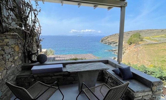 Agios Romanos Apartamento | Thrilling Tinos See Front Studio | Zoi Studio | Breathtaking Sea Views | Private Furnished Terrace | Pet Friendly | Shared Outdoor Pool | Prime Location | Agios Romanos