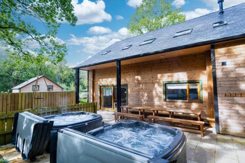 Farley Casa | Throwley, woodland lodge with hot tubs for 14