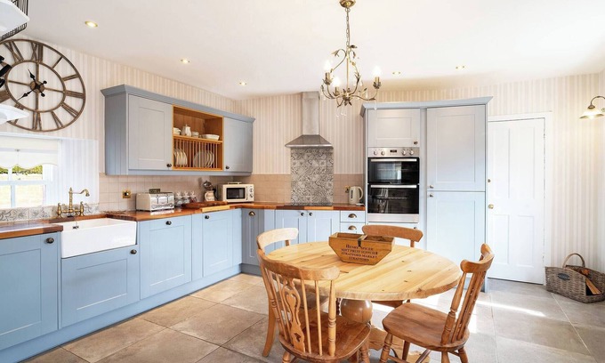 Kirriemuir Cabaña | Thrums Cottage - A Writer's Retreat