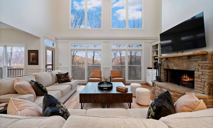Big Canoe Casa | Thrush Turn Manor in Big Canoe with a hot tub!
