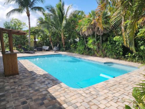 Fort Pierce Casa | Thumb Point Oasis w Heated Pool walk to beach