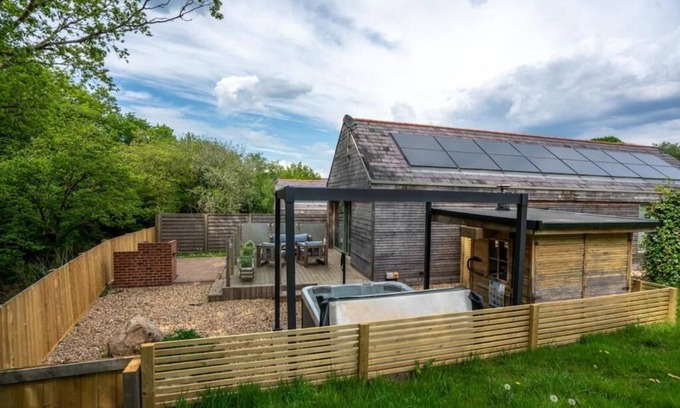 Ammanford Cabina | Thyme Getaway · 2BR · Sauna · Hot Tub · Sleeps 4