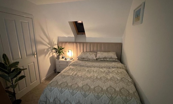 Old St Mellons Casa | Ti Place