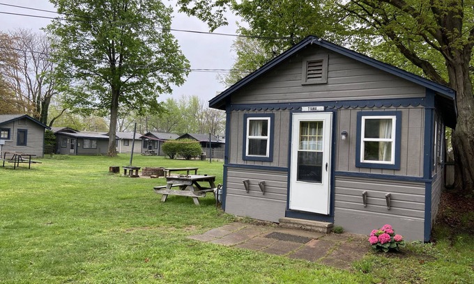 Geneva-on-the-Lake Cabaña | Tiana Cottages at Tiffany's Cottages! New In-Ground Pool, Fire Pit, Night Life!