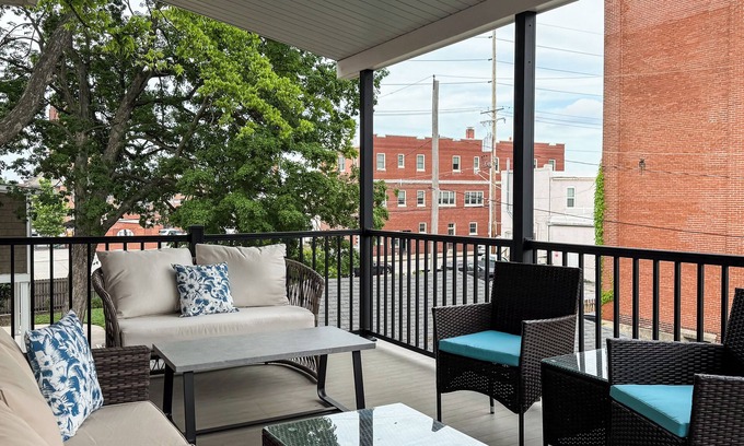 Washington Casa | Tibbe Flat at the Cedar Haus - Downtown WashMo, Dog-Friendly, Wineries