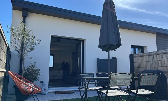 Gonneville-en-Auge Casa | TiCase single-storey house, between land and sea