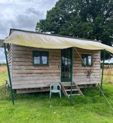 Lyonshall Otro | Tick Bridge cabin