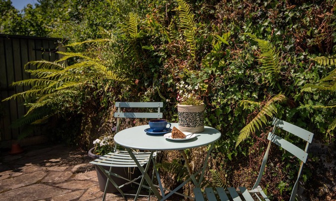 Kingsbridge Cabaña | Tickell Cottage - a cottage that sleeps 5 guests in 3 bedrooms