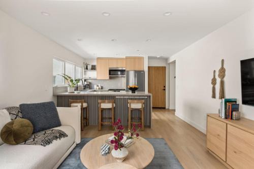 El Porto Apartamento | Tide House - Unit B - Modern Seaside 1BD w Parking