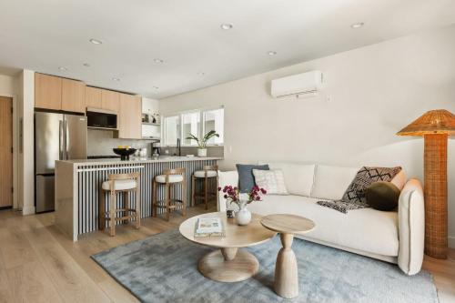 El Porto Apartamento | Tide House - Unit C - Modern Seaside 1BD w Parking