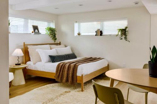 El Porto Apartamento | Tide House - Unit E - Modern Seaside Studio w Parking
