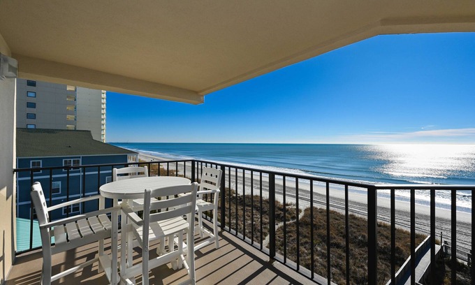 Ash Condominio | Tidemaster 601 - Oceanfront Corner Unit - Walk to Main Street