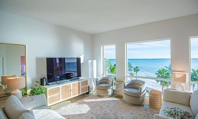 North Redington Beach Condominio | Tides Beach Club #623, Top Floor Beach Front Luxury!