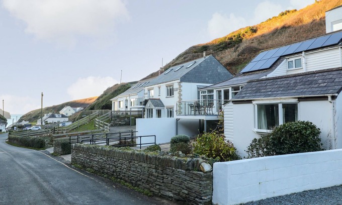 Trebarwith Strand Casa | TIDES REACH, pet friendly, country holiday cottage in Tintagel
