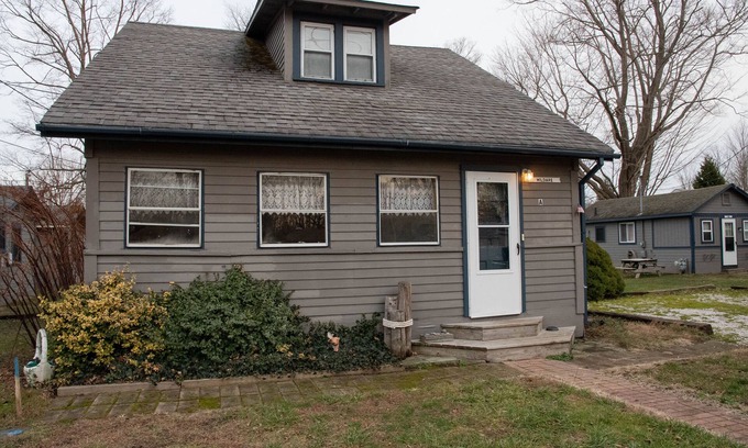 Geneva-on-the-Lake Casa | Tiffany's Cottages Wildare: GOTL Strip, Pool, Golf Course, WiFi, A/C, Sleeps 8