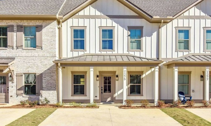 Auburn Casa | New! Tiger's Tail in Auburn - 2 BR/2.5 BA condo 1.5 miles from AU, sleeps 8!