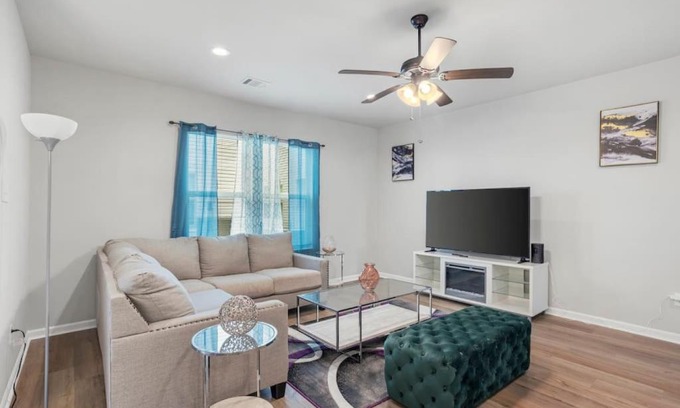 Highlands - Perkins Casa | Tigers Lair Bungalow by LSU Baseball Park - CB1030