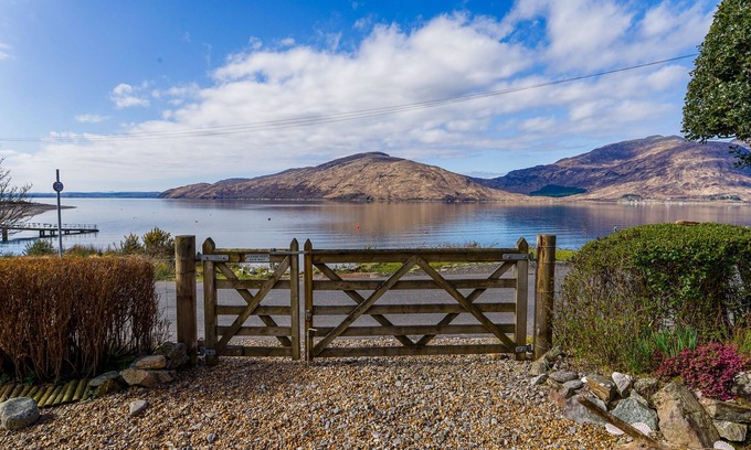 Glenelg Cabina | Tigh Na Creig Lodge - Cosy Beachfront Escape