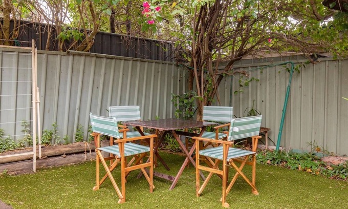 Tighes Hill Casa | Tighes Hill Hideaway Alfresco Living by the Park