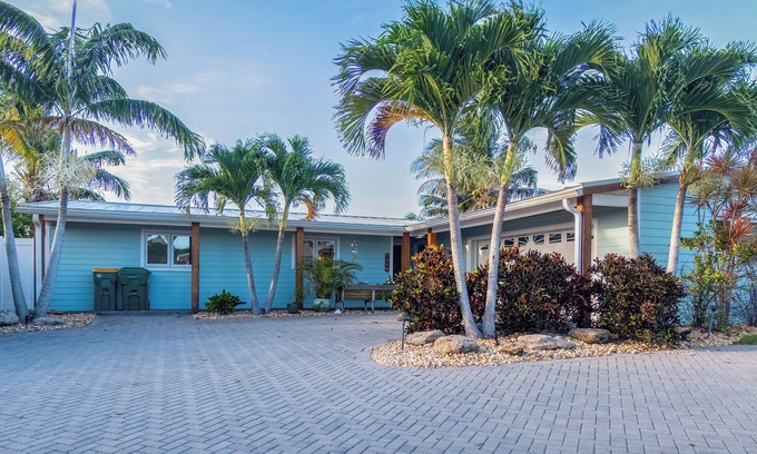 Pelican Creek Estates Casa | Tiki Beach House Waterfront