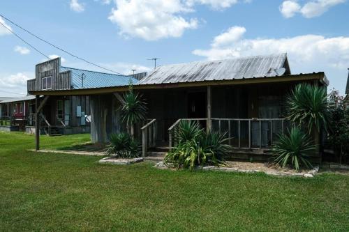 Minden Casa | Tiki Cabin Yellow Rose Canyon