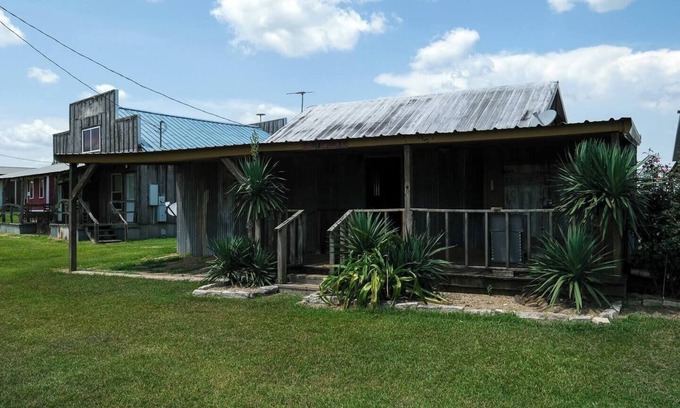 Minden Casa | Tiki Cabin @ Yellow Rose Canyon