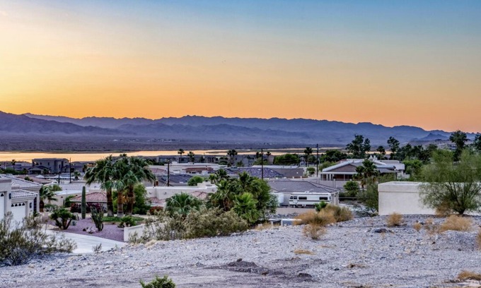 Lake Havasu City Casa | Tiki Hut at The Lake - Don't Miss out & Book Today! Enjoy the Lake View & Pool!