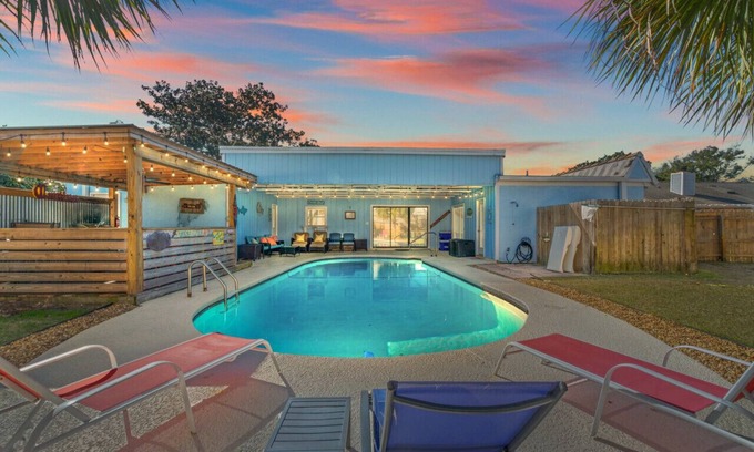 Thomas Drive Casa | Tiki Hut: Fan Fave Prvt Pool Home, Game Room, Tiki Bar, & FREE Daily Activities!